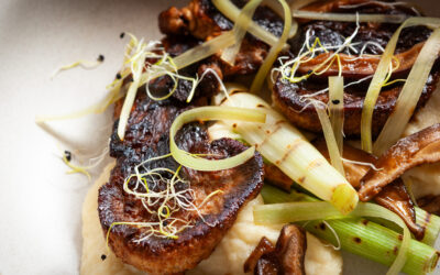 Gebraden Lion’s mane ‘steak’ met pastinaak crème shiitake glazuur en geroosterde prei